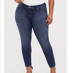 TORRID SKINNY JEAN - MEDIUM WASH